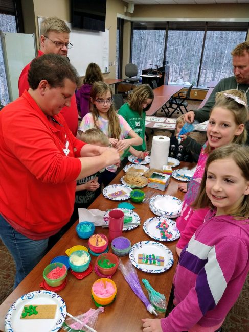 4Hers decorating graham crackers